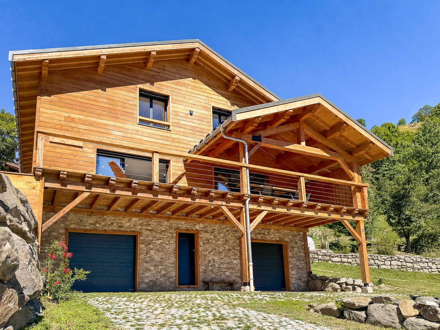 STUNNING RECENT CHALET WITH BREATHTAKING MOUNTAIN VIEWS CLOSE TO THE HEART OF VALMEINIER 1800 RESORT AND THE SKI AREA